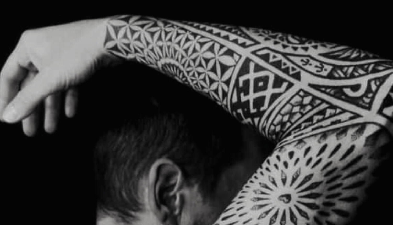 Brazo entero tatuado geométrico con mandalas