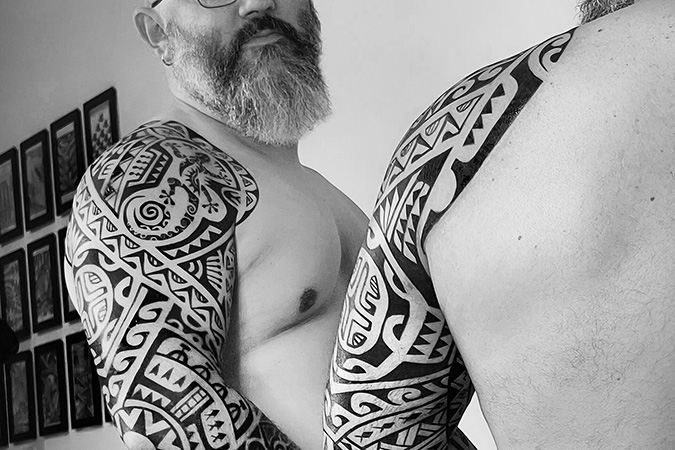 Brazo tatuado estilo polinesio