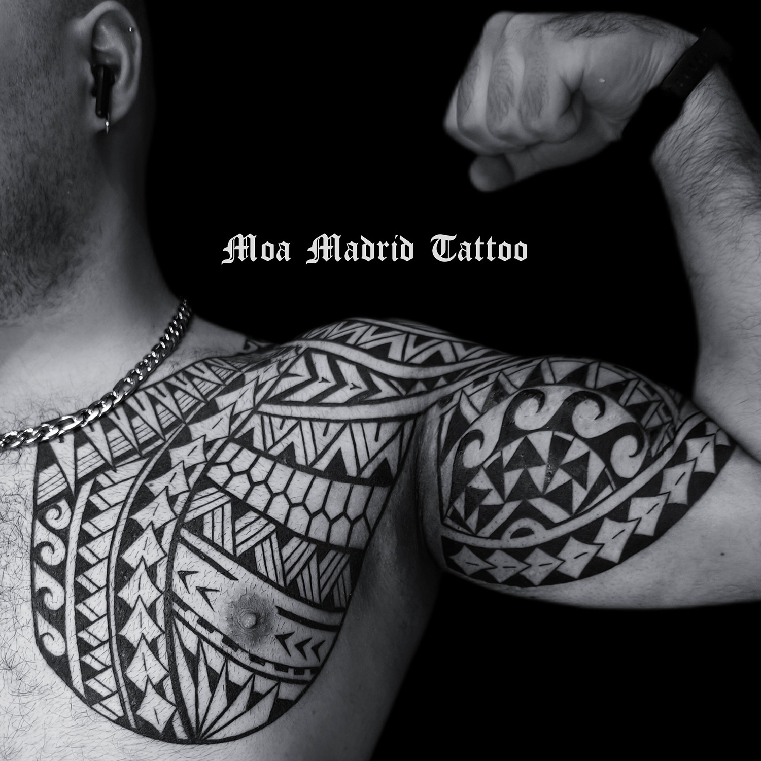Tatuaje samoano siguiendo las formas de pectoral y brazo