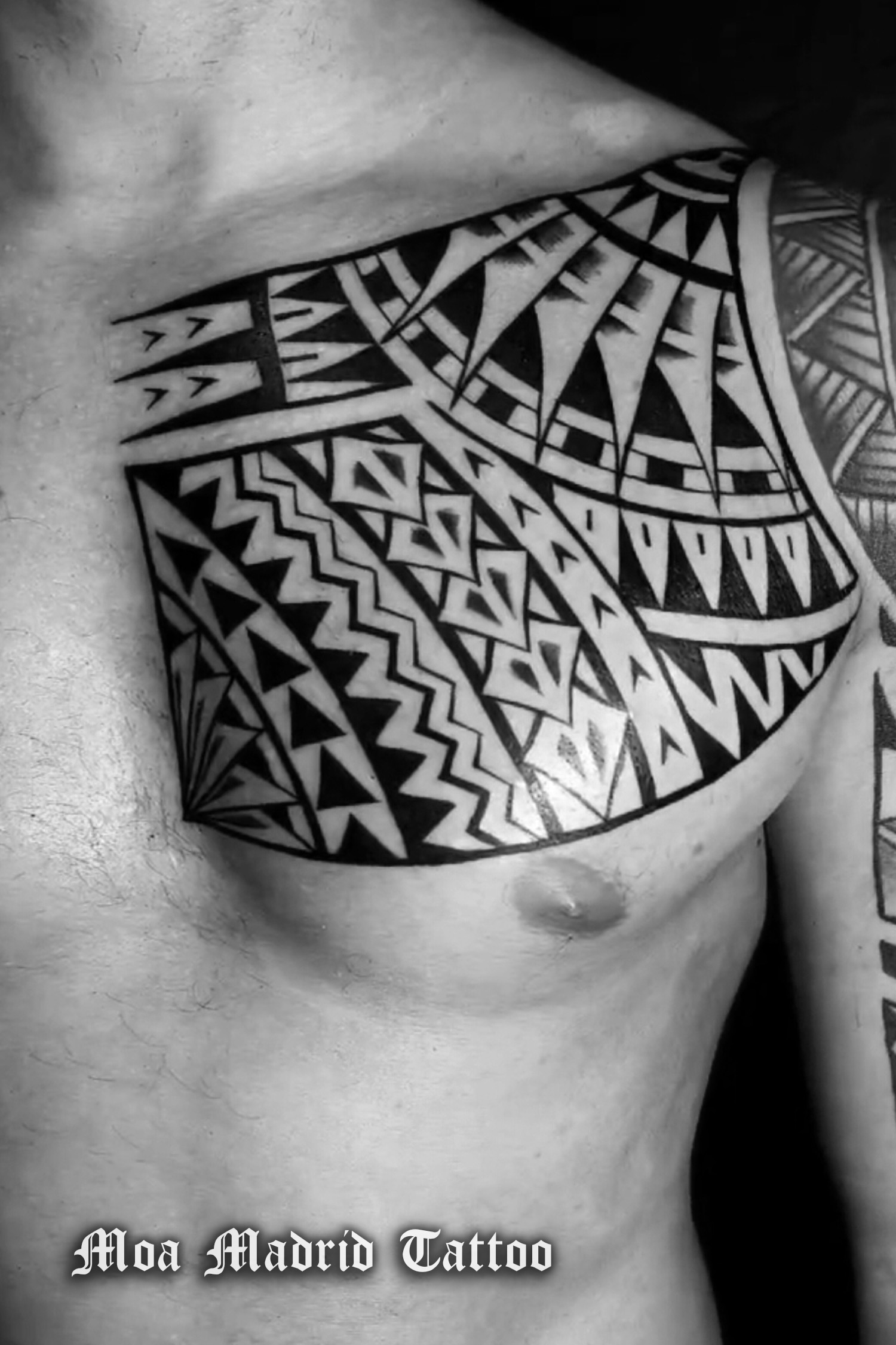 Tatuaje samoano marcando la forma del pectoral