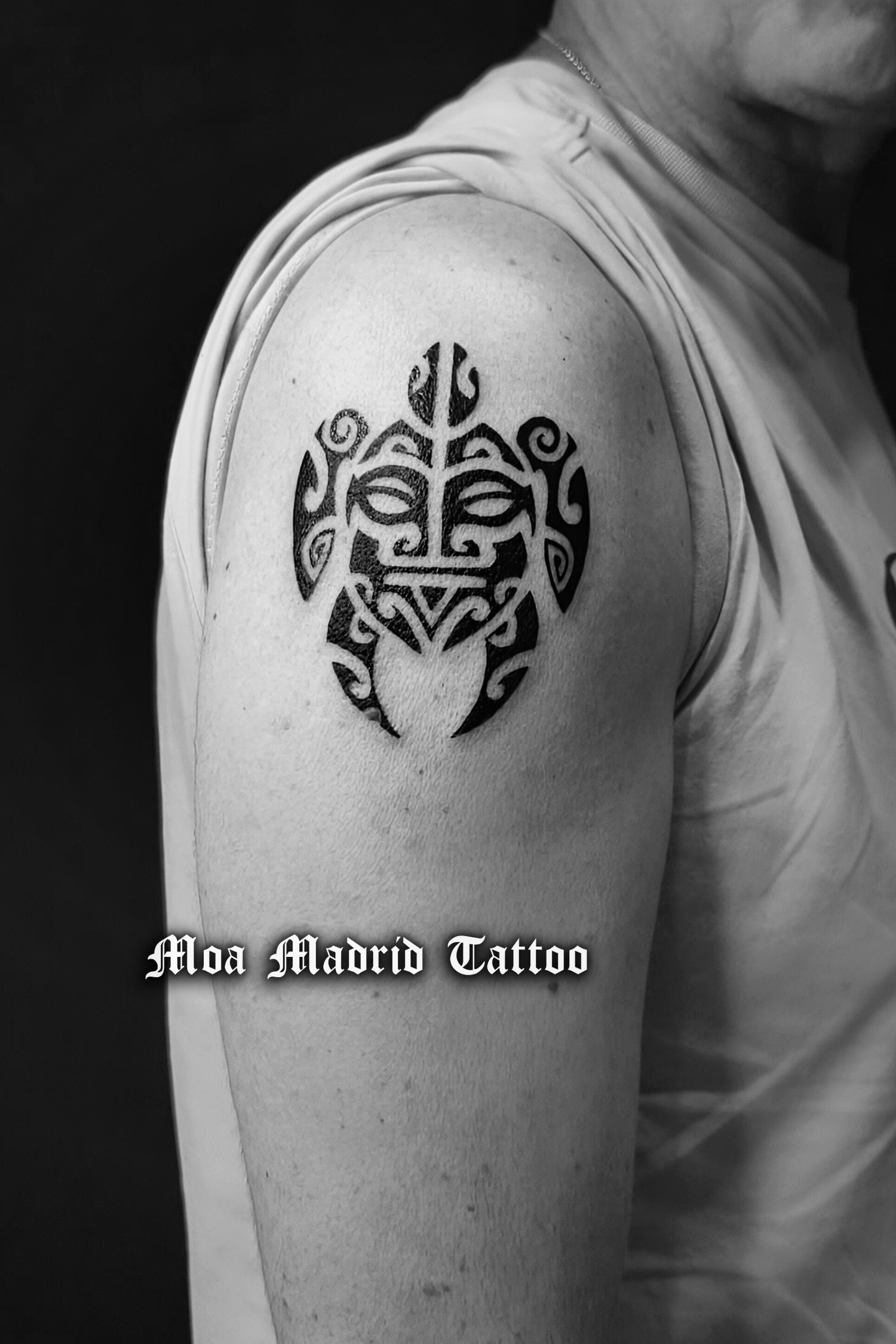 Tatuaje de tortuga maorí en el hombro, símbolo de paz y familia