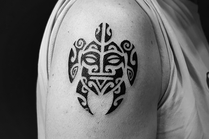 Tatuaje de tortuga maorí en el hombro